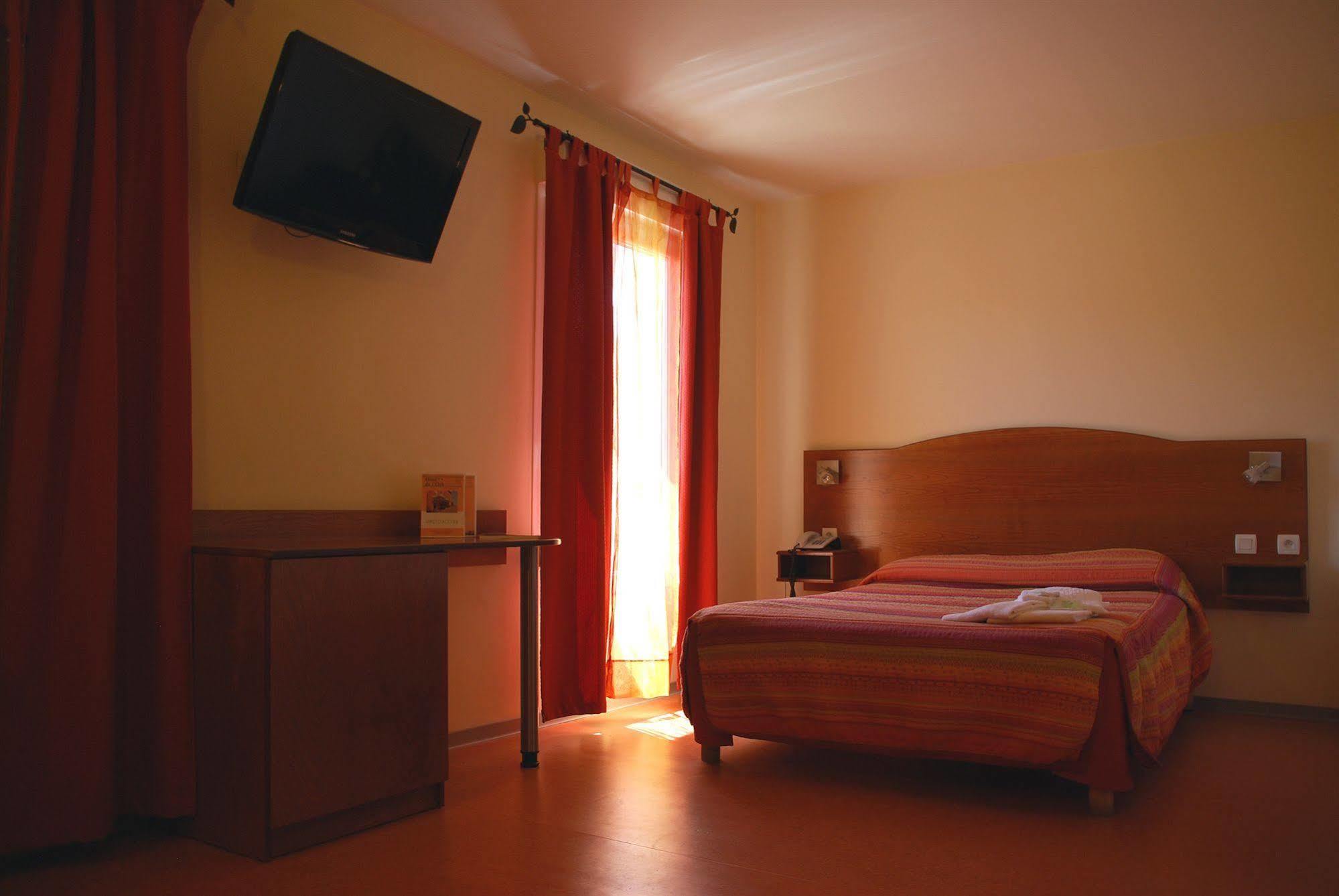 Hotel De L'Orb Bédarieux Εξωτερικό φωτογραφία